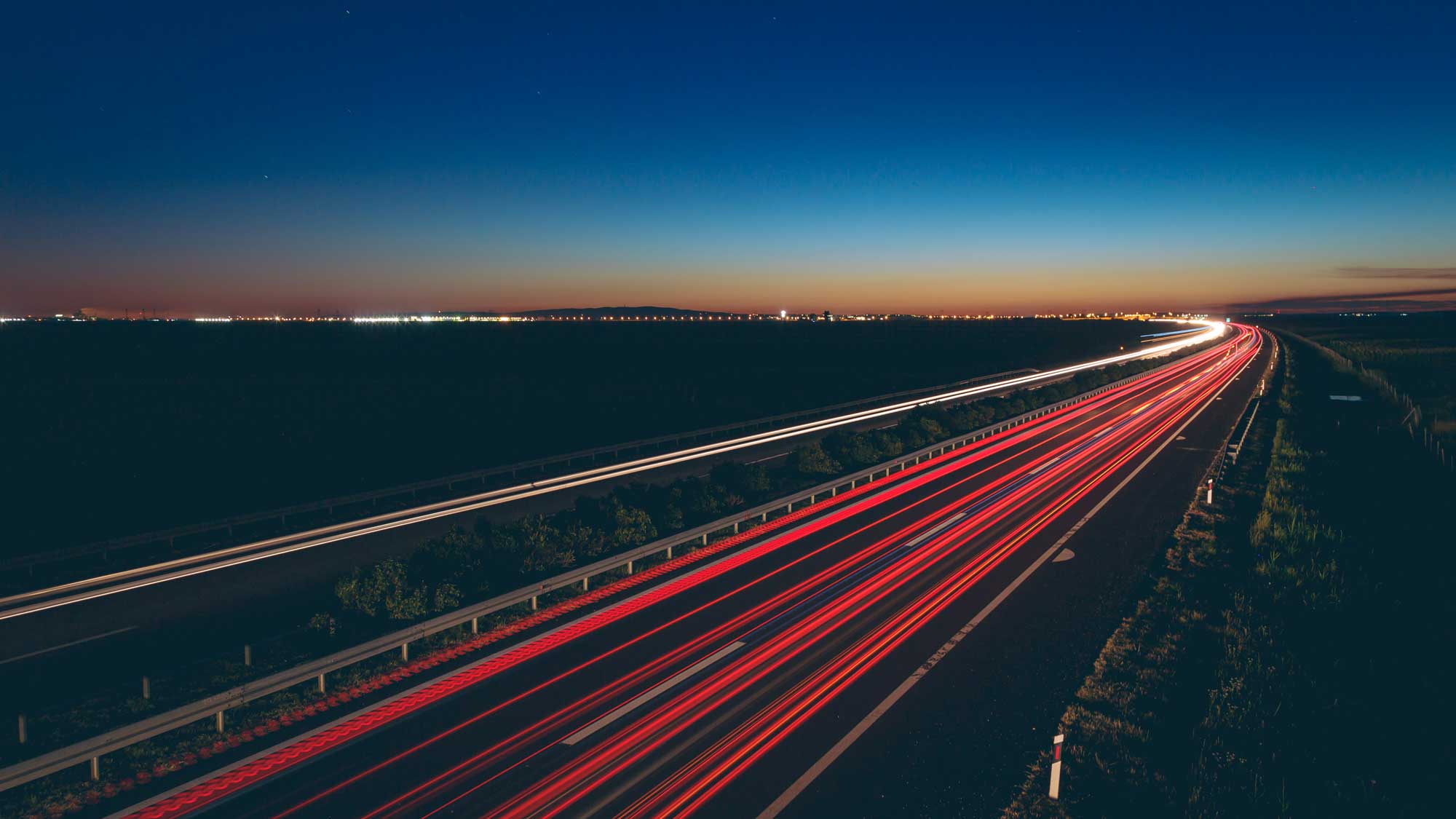 Route de nuit avec traînées lumineuses